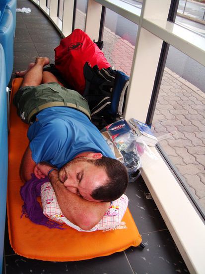 Marco schlief hinter dem Sofa am Boden. Sieht doch recht gemuetlich aus !