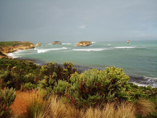 Mega eindruecklich wie steil und hoch die Felswand aus dem Meer ragt!