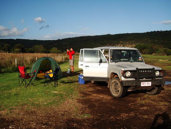 Kaum stand das Zelt, war Marco schon wieder mit seinem Fischerequipment beschaeftigt!