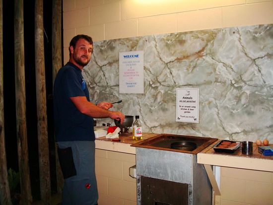 Marco der Meisterkoch. Nachdem Dane die Brathaedoepfeli nicht nach Marcos Knusperrezept gemacht hatte, uebernahm er die Kueche!