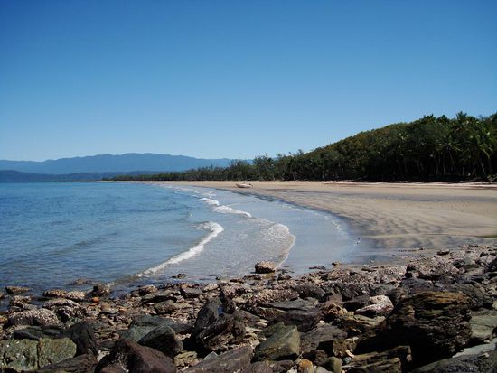 Wunderschoener, menschenleerer Strand! (wegen den Stingers kann man leider nicht ins Wasser).