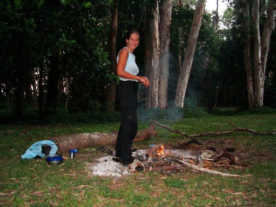 Heute darf Dane ein grosses Feuer machen, den wir brauchen viel Glut fuers Schlangenbrot!