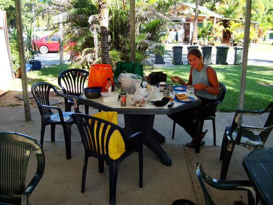 Der grosse Tisch ist nicht genug fuer all unsere "Nuschitaschen".