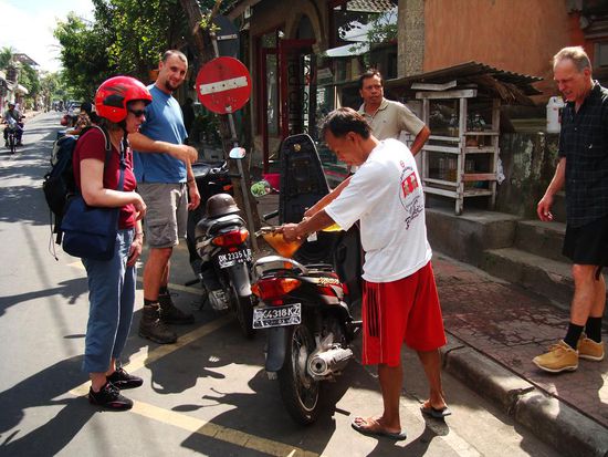 Noch schnell einen Schuss Benzin und los gehts