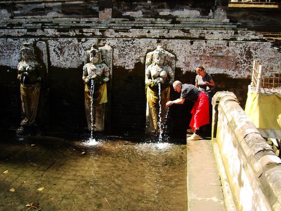 bevor es in die Hoehle geht, mussten wir uns zuerst mit heiligem Wasser waschen