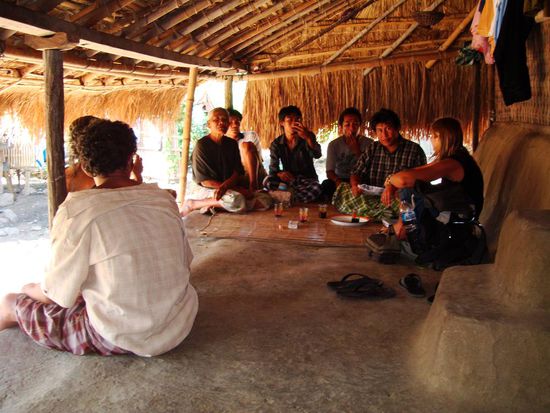 Beim Guide seiner Familie gab es feinen Kaffee im Schatten des traditionel gebauten Hauses