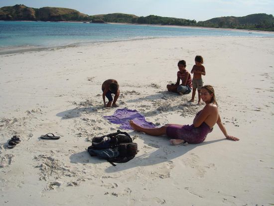 Nach einer Weile setzten sich Kinder zu uns und fingen an im Sand zu spielen.
