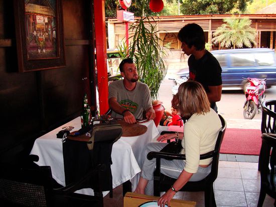 Marco und Danes Mami am Armbaendeli dealen.
