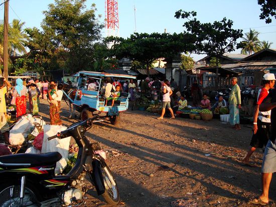 Frueh morgens ist auf den Maerkten immer am meisten los.
