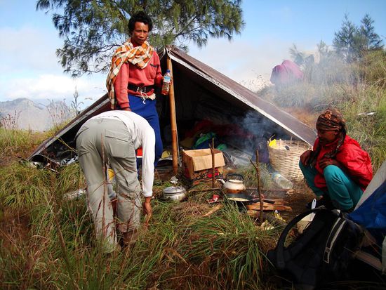 Die zwei Traeger warteten schon mit dem Fruehstueck auf uns.