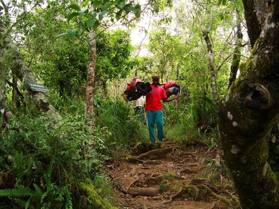 Bei denen sieht das so locker aus und sie laufen alles in Flipflops und tragen noch das schwere Gepaeck!