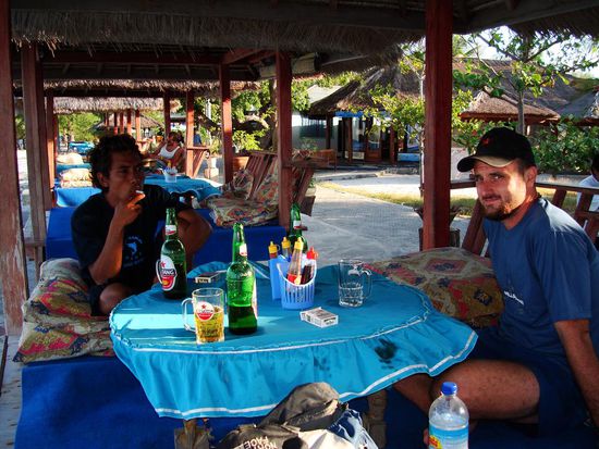 Ein letztes Bier mit unserem Diveguide