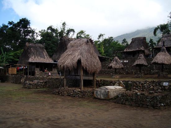 Der Friedhof ist auch gleich im Dorf, gemuetlich...