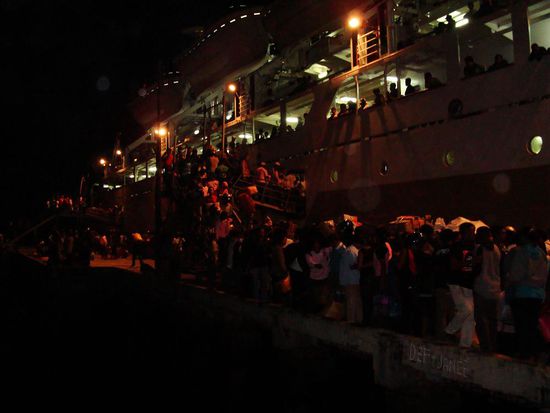 So wird in Indonesien ein Boot gestuermt.