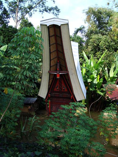Ein moderneres Toraja Haus mit Wellblechabdeckung auf dem Bambusdach.