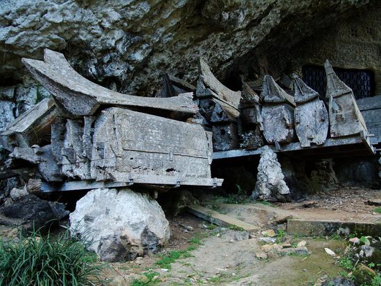 Uralte haengende Graeber an der Felswand.