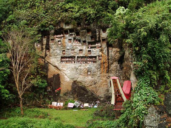Eine weitere Grabstaette. Balkon mit Tau Taus.