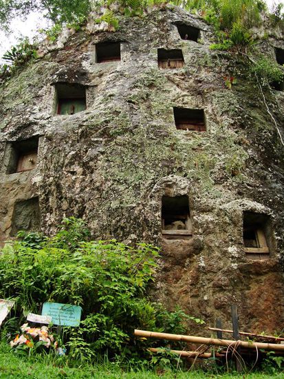 Die zweite Art von Graebern. Hoehlen in der Felswand, die mit einer Holztuere verschlossen werden.