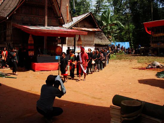 Nahe Familienangehoerige. Dahinter der Verstorbene im "Sarg" und der geopferte Wasserbueffel.