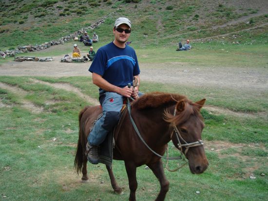 Nach ueber 10 Jahren sitzt Marco endlich auf einem Pferd!
Uebrigens: Mongolische Pferde sind eher klein, aber nenne sie nie Pony, dass ist eine Beleidigung! Ausserdem sind sie extrem schnell!
