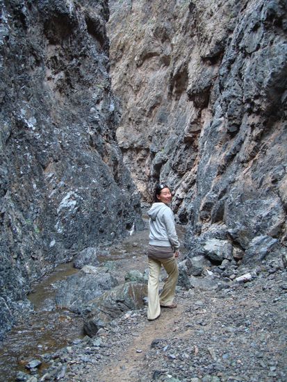 Naraa in der Geierschlucht! Der Name traegt die Schlucht, weil man hier wirklich Geier sehen kann und wenn man sich tod stellt, kreisen sie ueber einem!