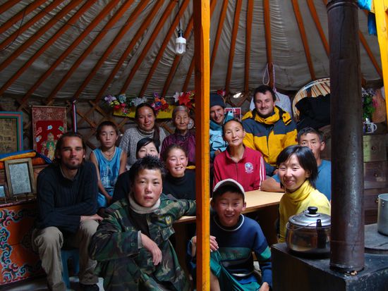 War gar nicht so einfach die ganze Familie und Nachbarn auf ein Foto zu bringen