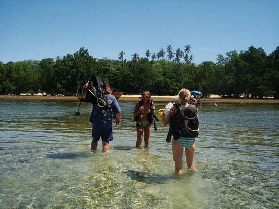 Da Ebbe war, konnte das Boot nicht bis zum Strand fahren. So mussten wir das Equipment halt noch selber schleppen 