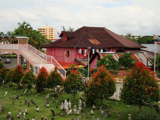 Auch lustige Haeuschen gibt es hier! mit Friedhof vorne dran
