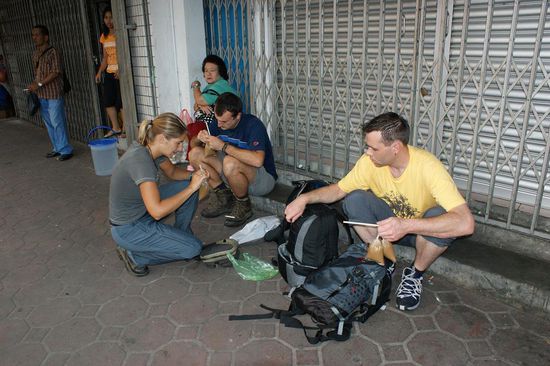 An der Bushaltestelle gab es erstmal einen Kaffee im Beutel