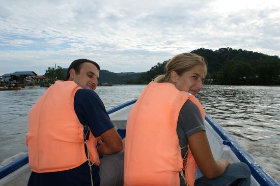 Hier in Malaysia gibt es wieder Sicherheitsvorschriften und so mussten wir eine Schwimmweste tragen