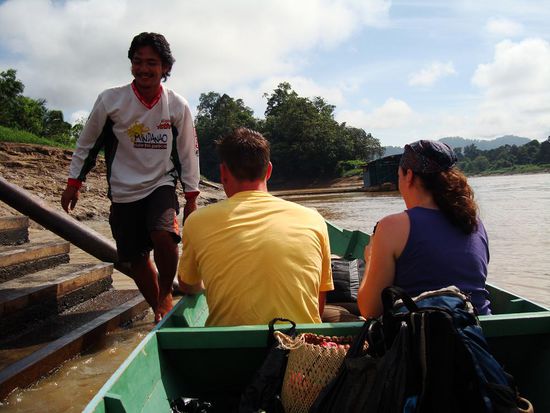 Mit dem Boot weiter flussaufwaerts...