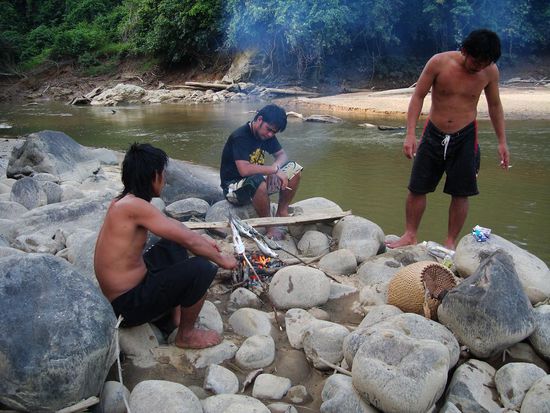 Die Jungs beim Grillieren