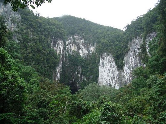 Da hinten gehts in die Deer-Cave