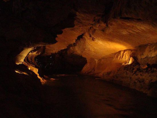 Clearwater-Cave mit einem Fluss durch die Hoehle