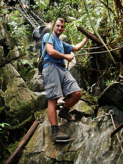 Der steile Abstieg: Mit Hilfe von Seilen...