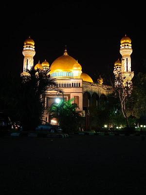 Die beleuchtete Moschee...
