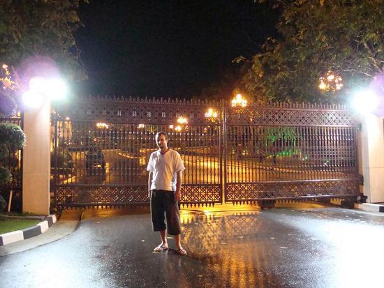 Marco vor Eingang. Naeher kommt man dem Palast nicht!