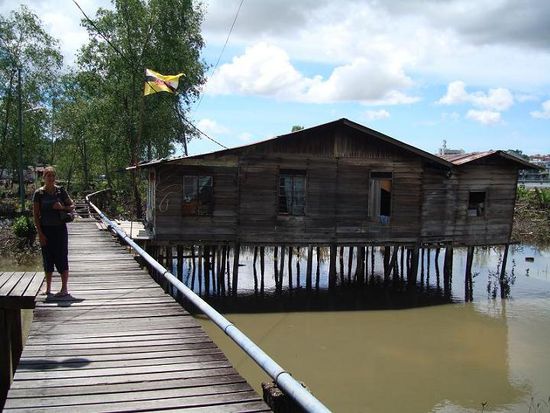 Das Haeuschen haelt sich gerade noch auf den Steltzen..