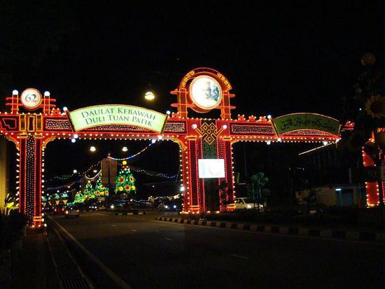 Auf dem Weg zum Markt. Alle Strassen waren beleuchtet und mit Sultan Fotos geschmueckt.