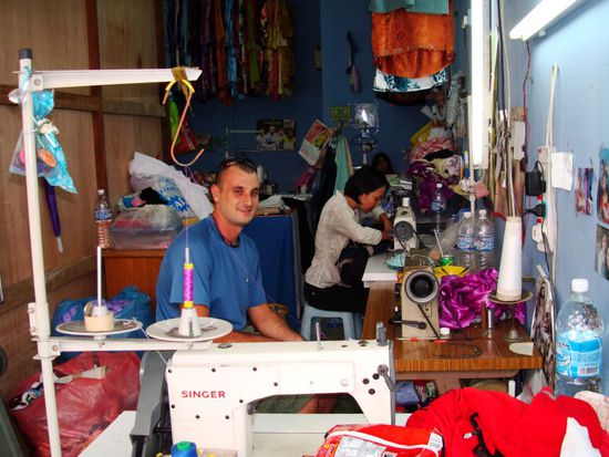 Marco wartet auf seinen Rucksack