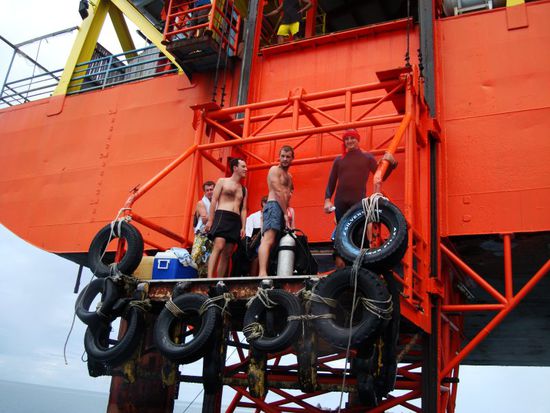 Zurueck bei der Plattform wird alles auf den Lift geladen und hoch geht es!