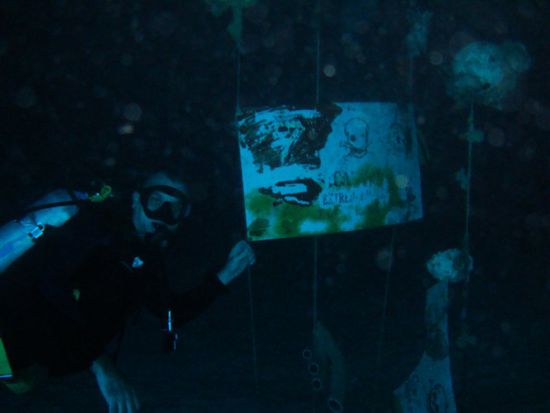Schon am Eingang der Hoehle war es stockdunkel