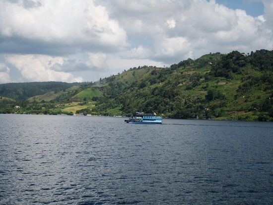 Tuk Tuk, ein kleiner Ort auf Samosir (von weitem... ) 