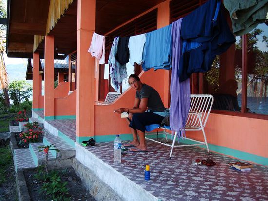 Dane raeuchert die frisch gewaschenen Kleider 