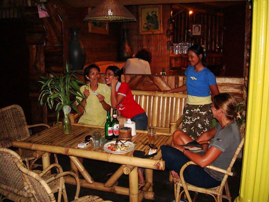 Mama Jango zieht sich schweizer Musik rein 