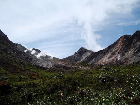 Ueberall kommt Dampf aus den Ritzen und es hat Schwefelablagerungen, lecki Schmecki 