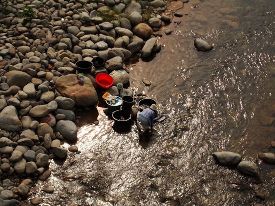 Auch hier wird noch im Fluss gewaschen.