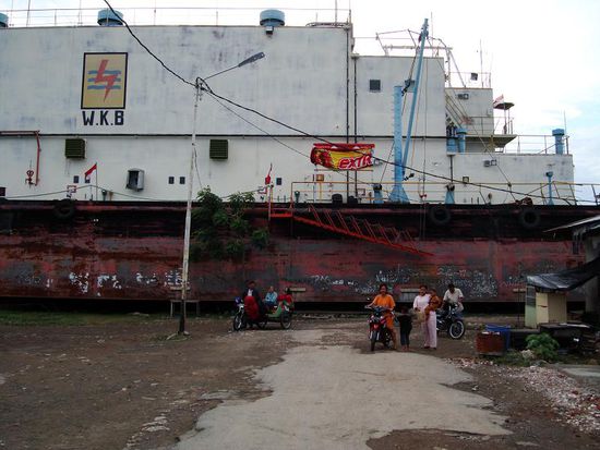 Das Generatorboot steht nun inmitten von zerstoerten Haeusern!