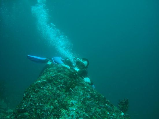 Und extrem starke Stroemung! Marco haengt am Felsen