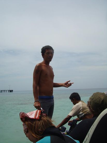 Aris beim Breefing auf dem Boot